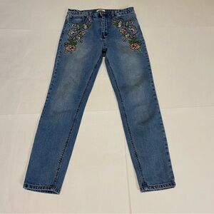 🍁Forever 21. Floral Embroidered Blue Jeans